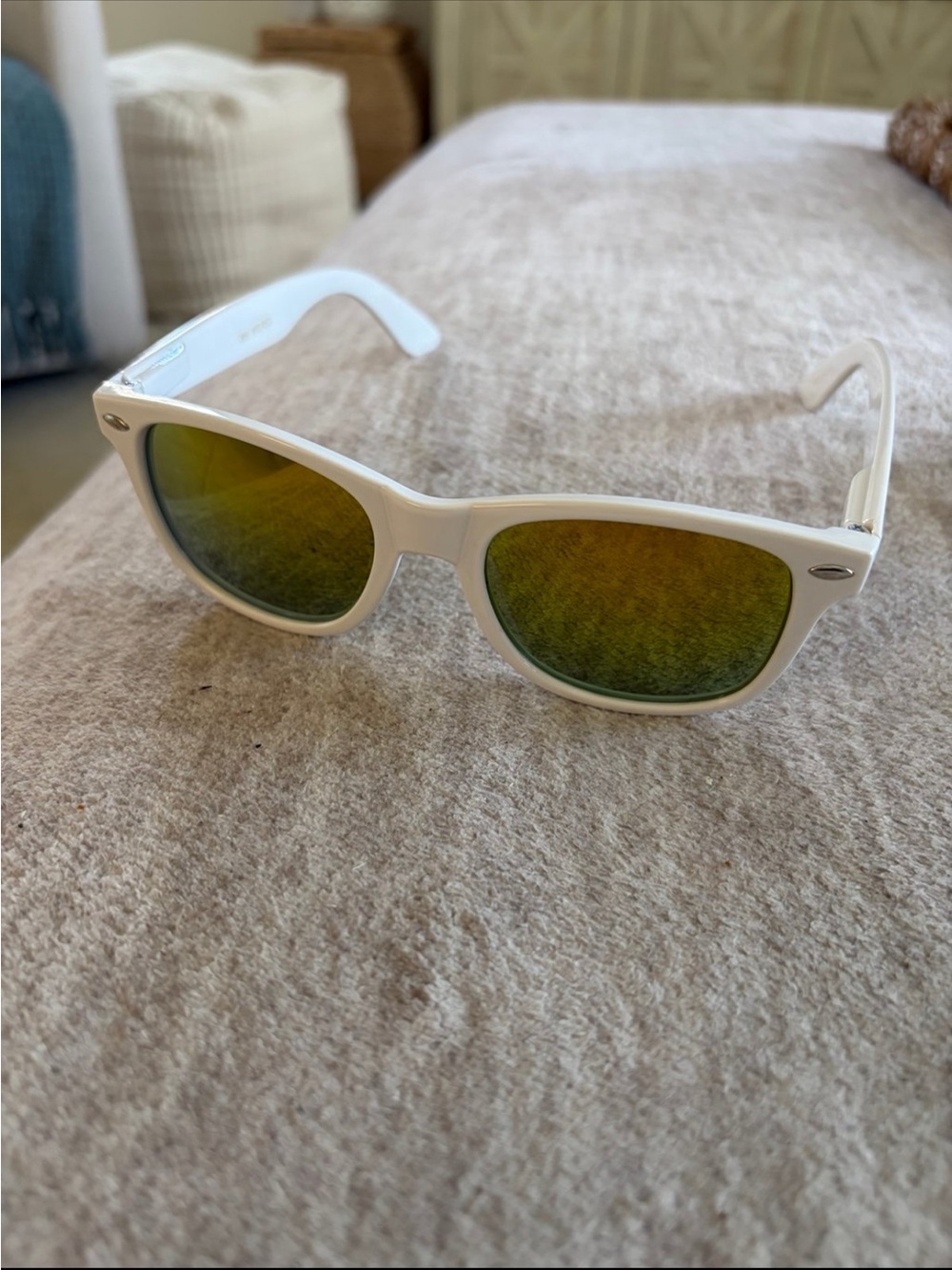 White Wayfarer Style Sunglasses with Yellow/Green Mirrored Lenses New